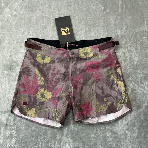 Flylow Pants - FLYLOW Marion Shorts womens Medium backcountry boardshorts quick dry adjustable
